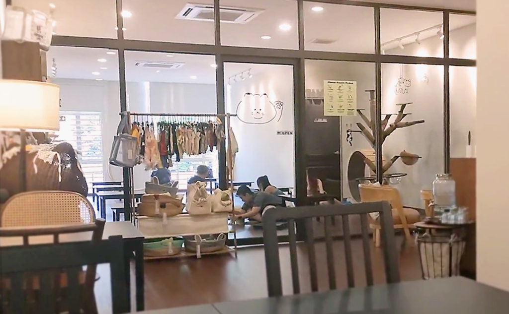 猫と戯れる華人